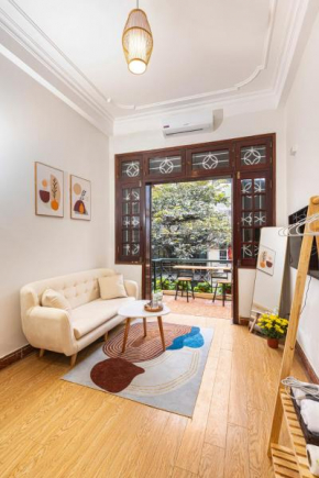 Big Balcony Room in Old Quarter with Netflix and Free Washer-Dryer 201